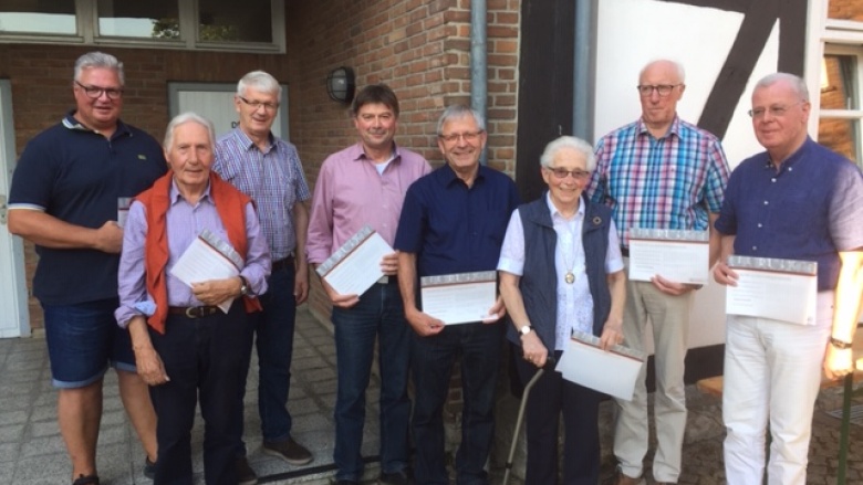 Foto (v.l.) Elmar Kleine Vorsitzender Stadtverband, Werner Lessmnan, Erwin Nowak stellvertr. Vorsitzender Stadtverband, Johannes Kros, Hermann Hullmann, Käthe Menne, Heinrich Krawinkel und Jürgen Schmidt. Foto (v.l.) Elmar Kleine Vorsitzender Stadtverband, Werner Lessmnan, Erwin Nowak stellvertr. Vorsitzender Stadtverband, Johannes Kros, Hermann Hullmann, Käthe Menne, Heinrich Krawinkel und Jürgen Schmidt.